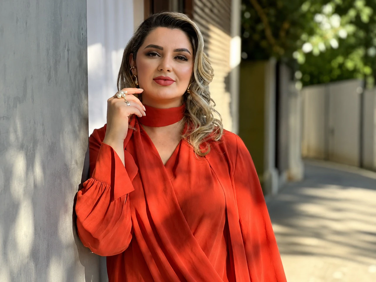 Retrato da Dra. Fernanda Nogarolli em ambiente externo