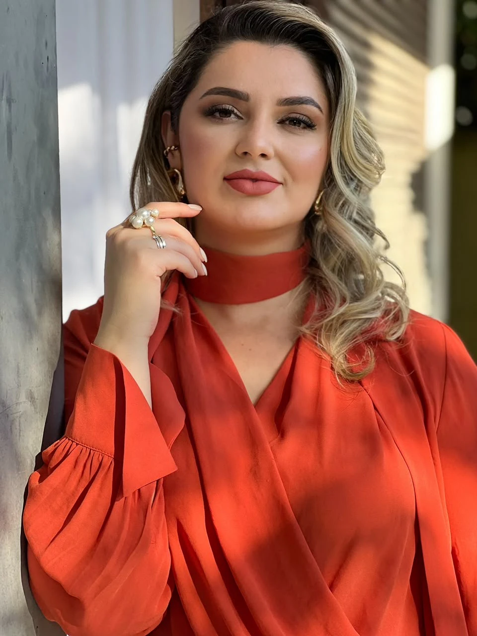 Retrato da Dra. Fernanda Nogarolli em ambiente externo