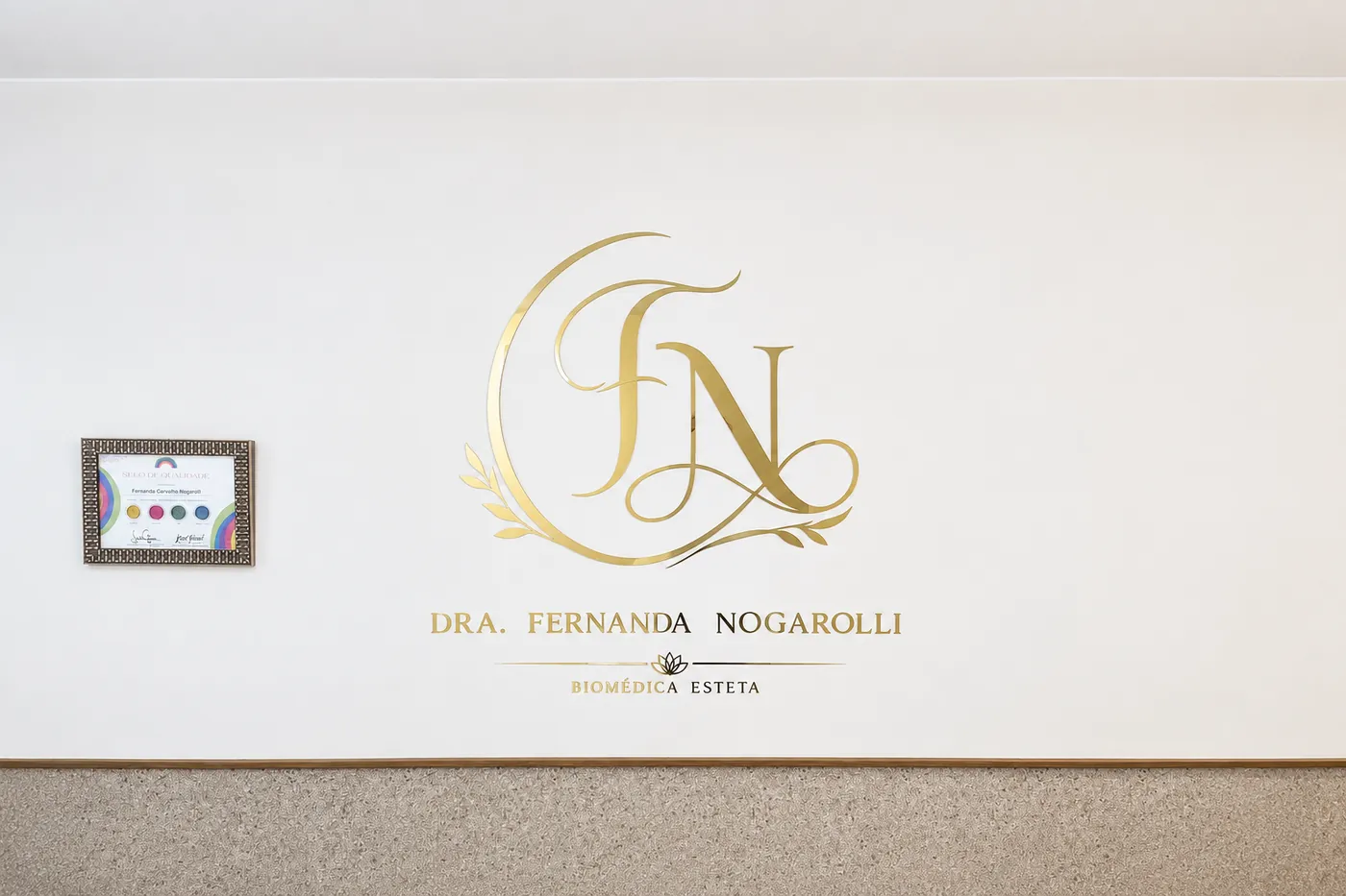 Parede do consultório com o logotipo dourado da Dra. Fernanda Nogarolli, biomédica esteta